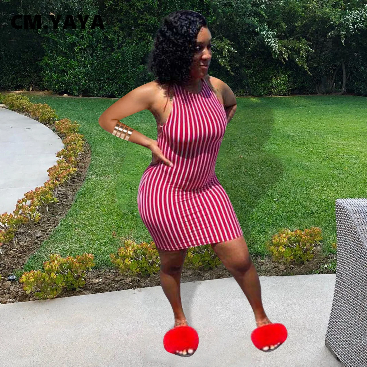 Женское мини-платье в полоску с открытой спиной и воротником-хомутом | Женская