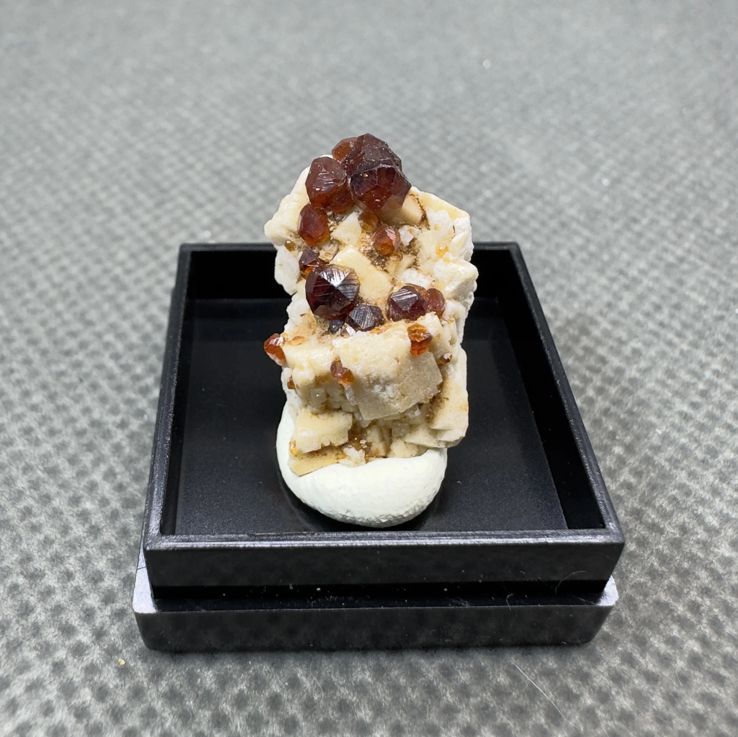 

Натуральный гранат QIANCHUAN