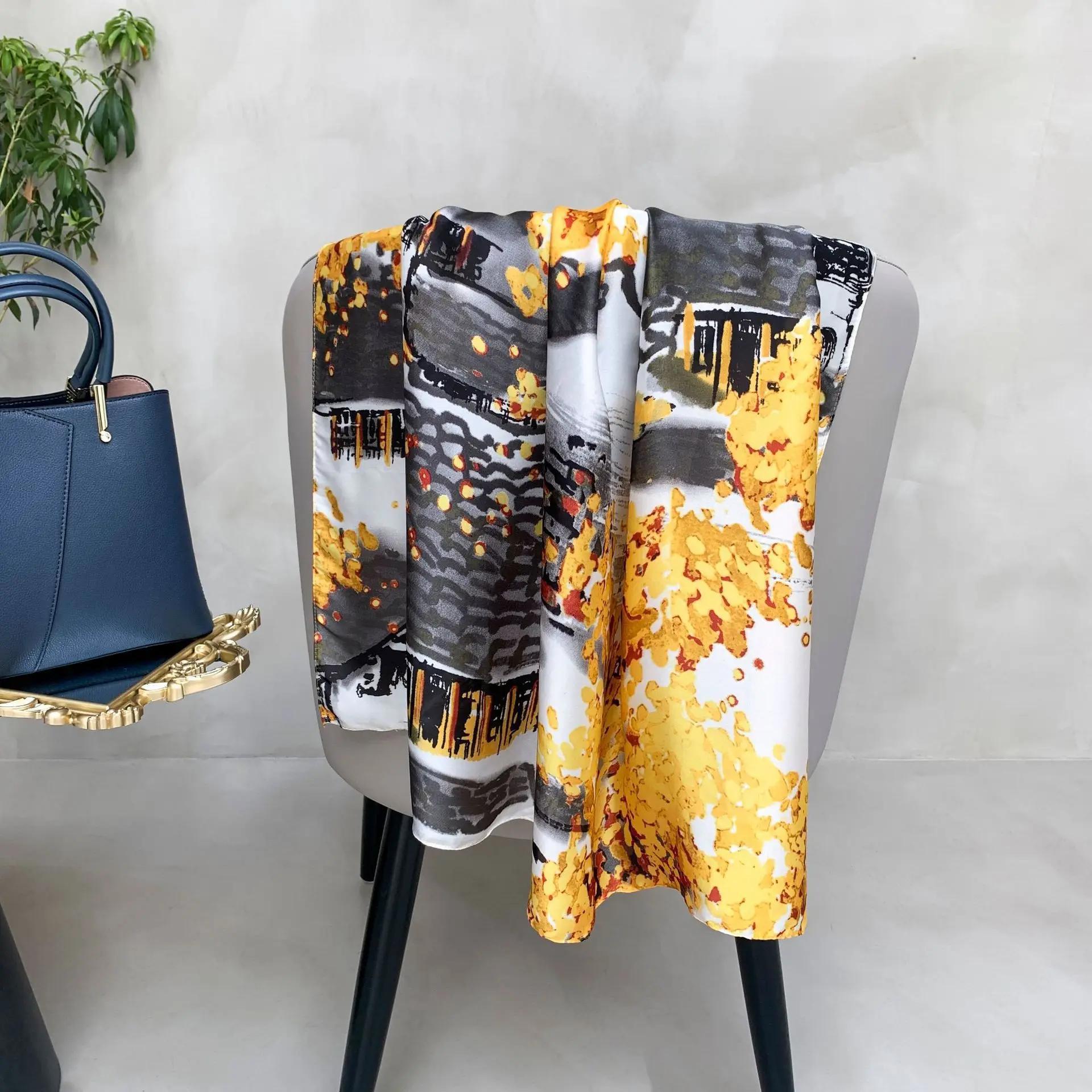 Рисунок 3 - Женский шелковый шарф с цветочным принтом