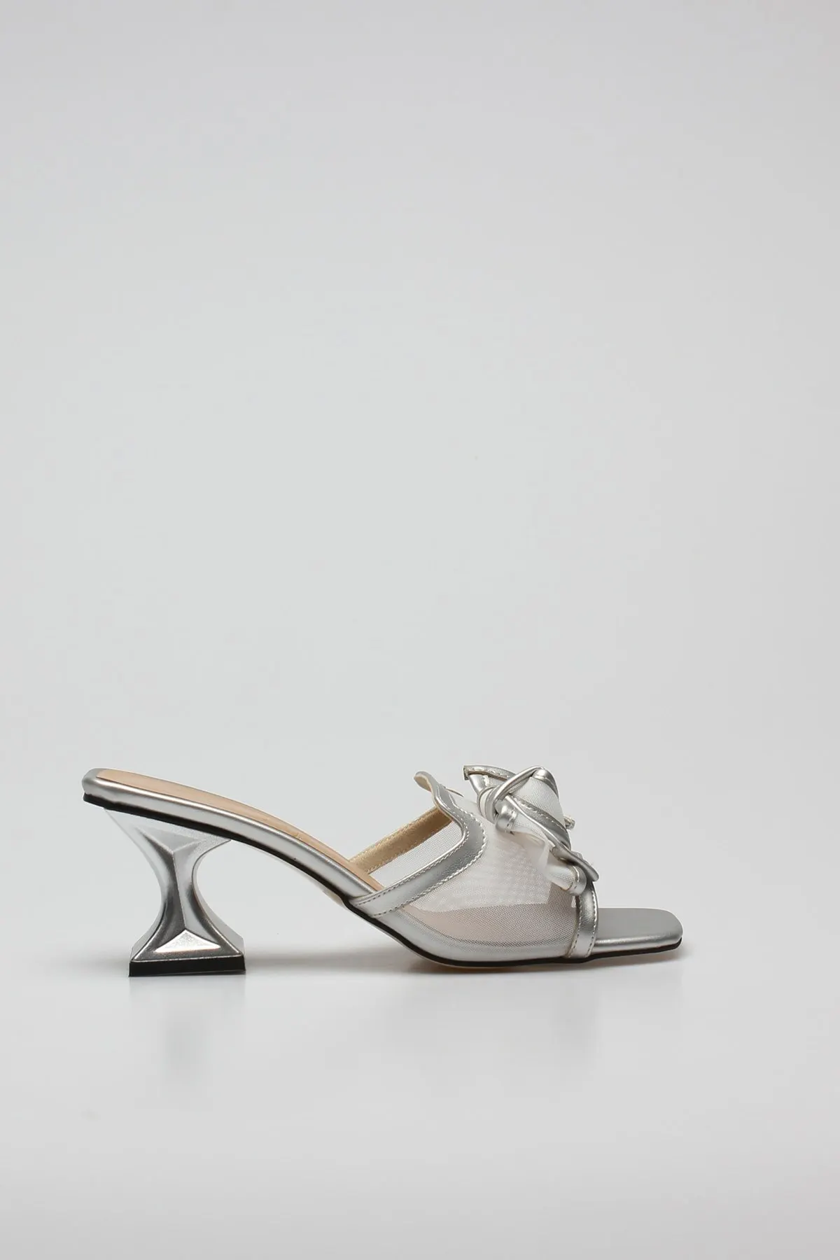 

Fashion Style Silver Matte Sandals And Slippers