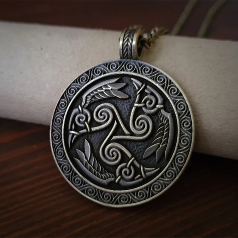 

Creative Vintage Celtic Morrigan Goddess Three Ravens Morrighan Triskelion Pendant Necklaces Punk Amulet Jewelry Accessories
