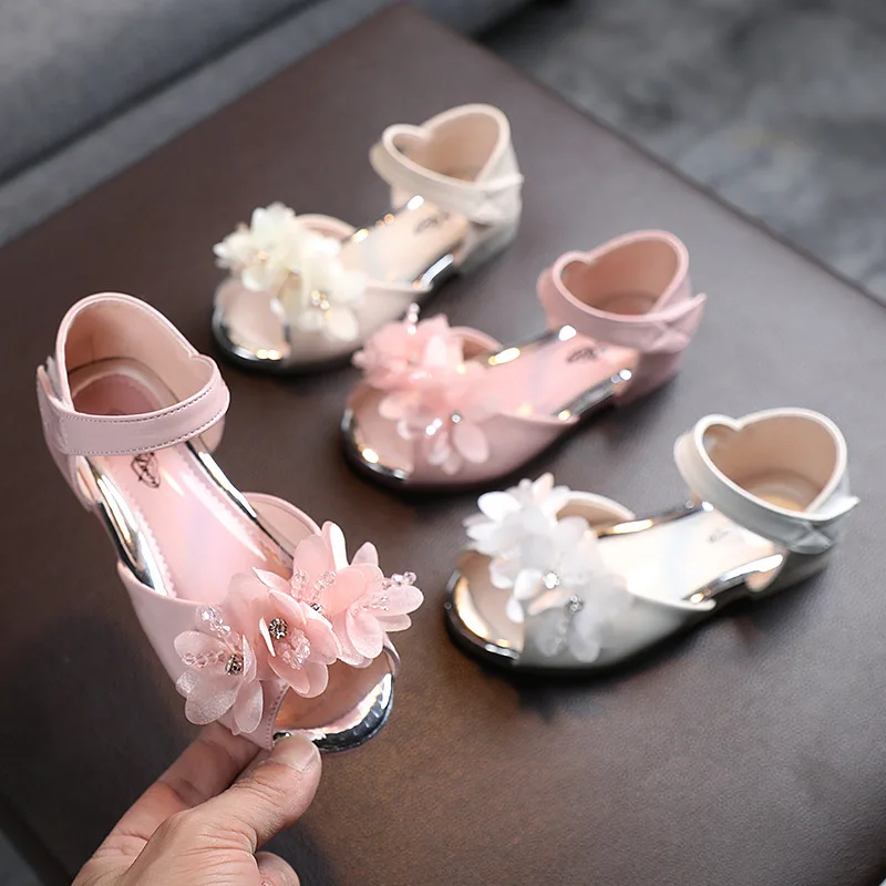 

Детские босоножки принцессы, сандалии с мягкой подошвой для девочек, с кристаллами, жемчужинами и маленькими цветами, Корейская версия, 2022