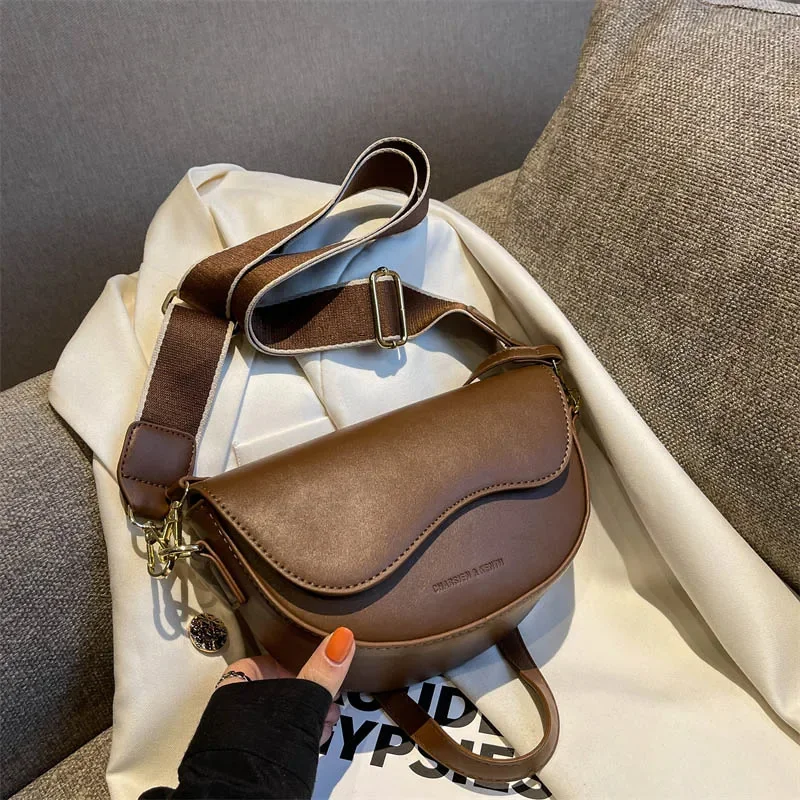

Retro Saddle Bags for Women 2023 Winter Trend Simple Small Leather Crossbody Bag Solid Color Trending Handbags and Purses