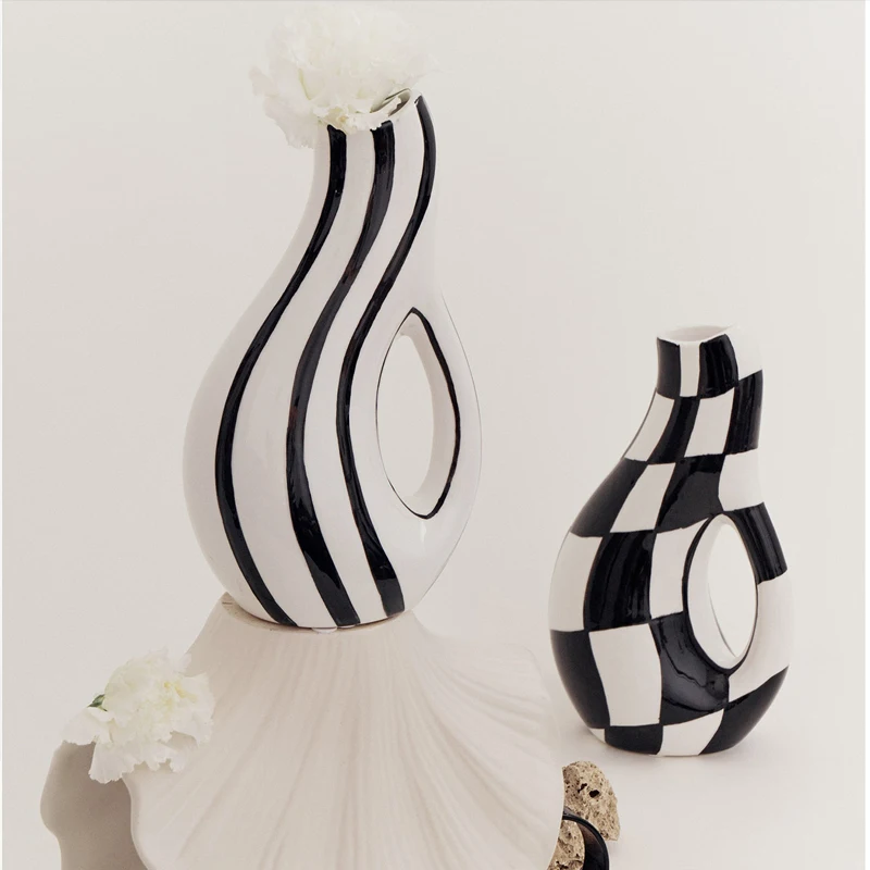 

Medieval Checkerboard Vase Hand-painted Black and White Ceramic Flower Ornaments Dried Flower Flower Arrangement Accessories
