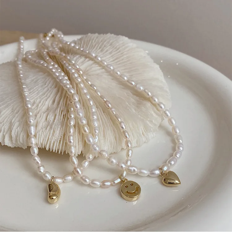 

Женское ожерелье с кулоном в виде смайлика, жемчужное ожерелье с рисовой зернистой структурой, колье с кулоном в виде смайликов акации, 2023