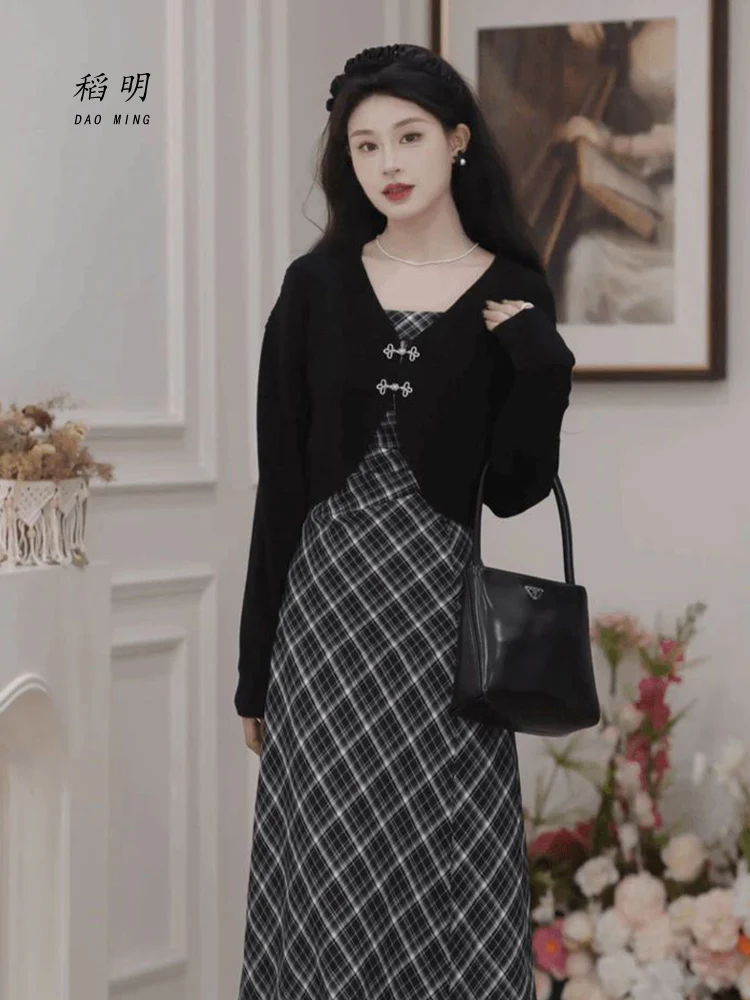 Женская одежда в клетку во французском стиле. Цельное платье на бретельках. Весна