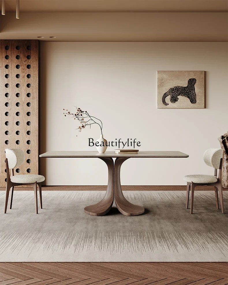 Обеденный стол из цельного дерева в средневековом стиле. Современный простой