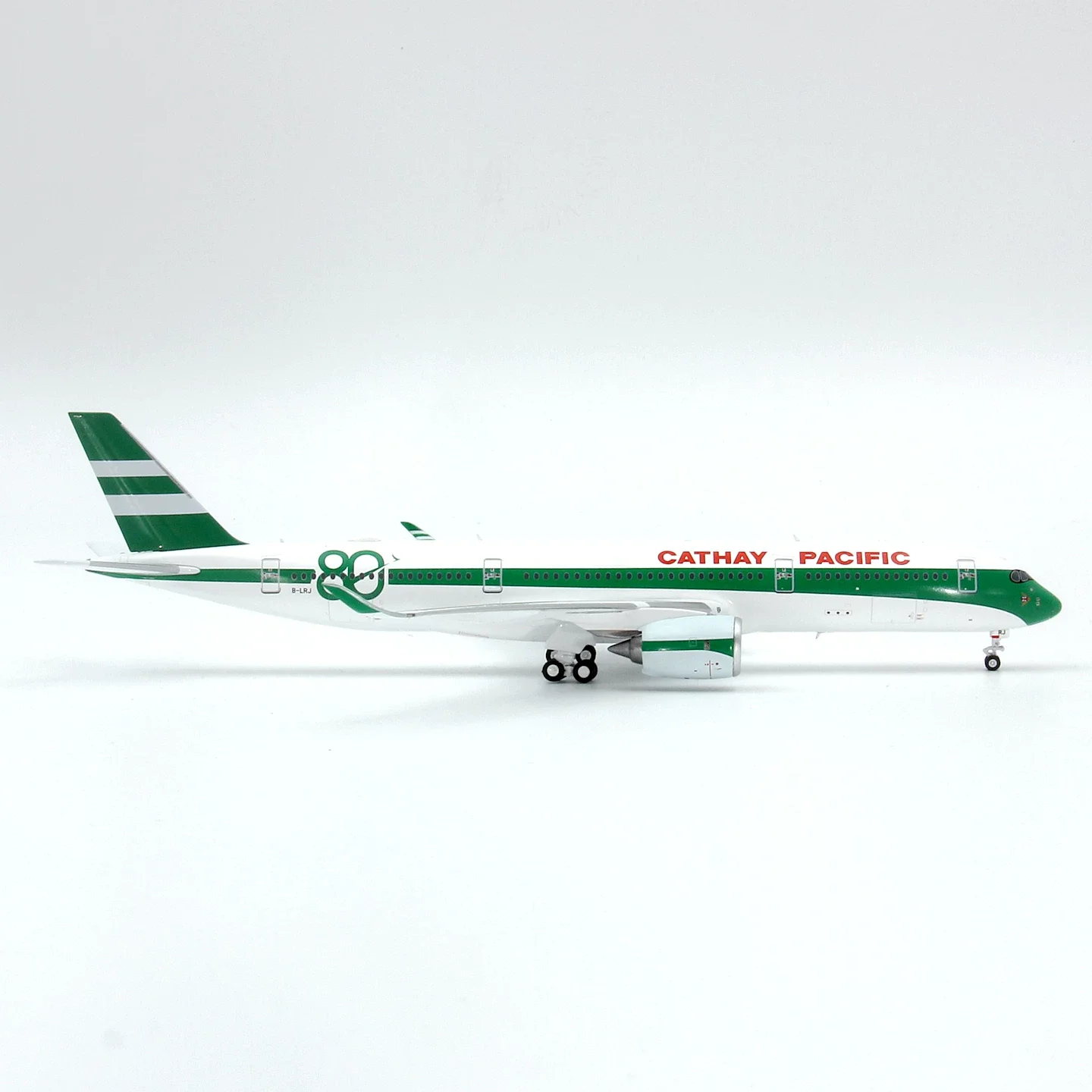 Фото Масштабная модель самолета GeminiStar A350-900 B-LRJ 80th Anniversary из литого металла, масштаб 1:400 №5