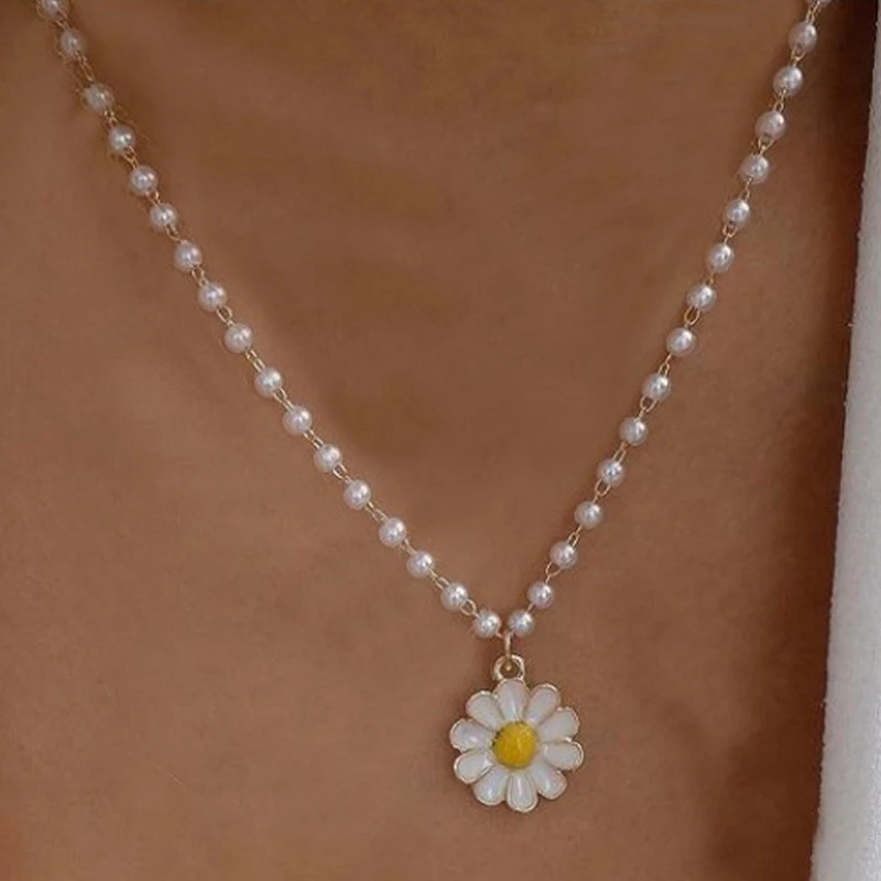 

Korean Fashion Small Fresh Daisy Gold Pendant Pearls Necklace For Women Summer Jewelry Banquet Party Anniversary Gift