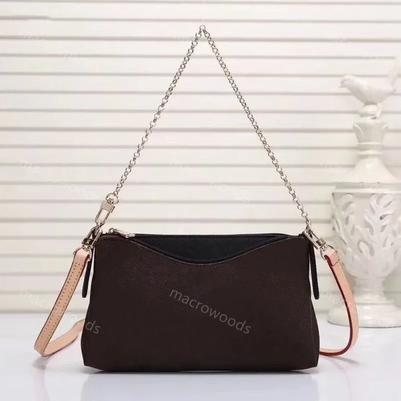 

Женская сумка через плечо, с цепочками