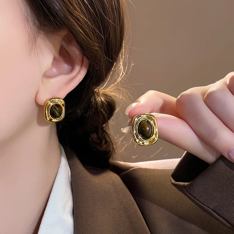 Серьги-гвоздики в золотом квадратной металлической оправе