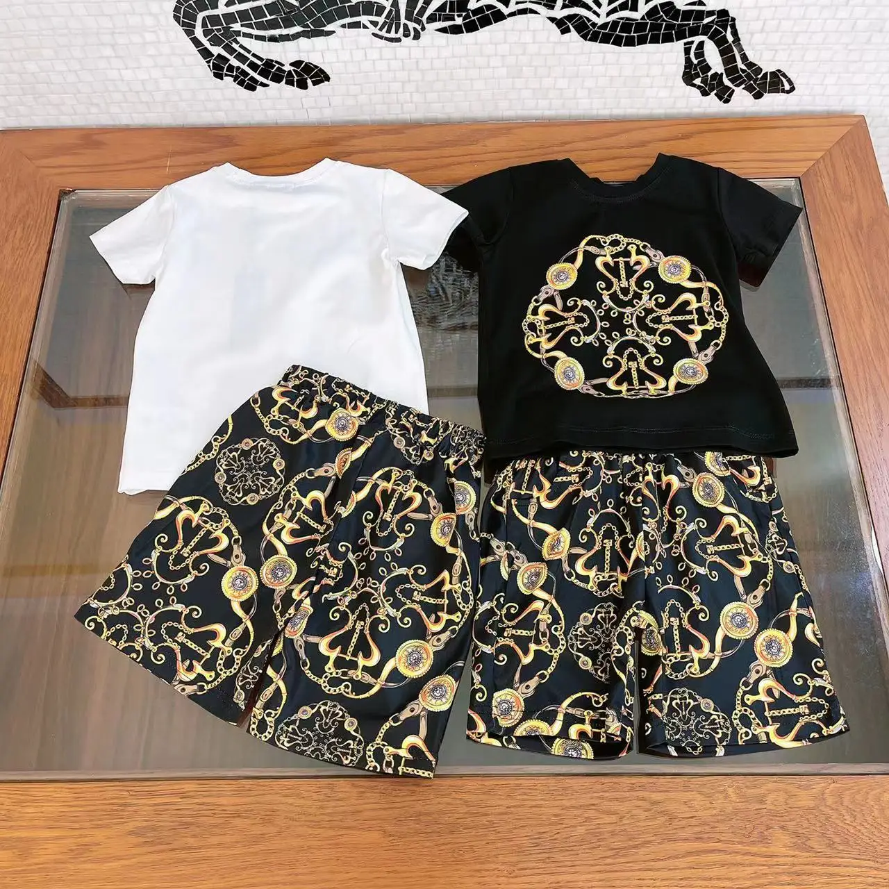 

Новинка весна-лето 2022 модный костюм высокого качества с принтом в европейском и американском стиле для мальчиков