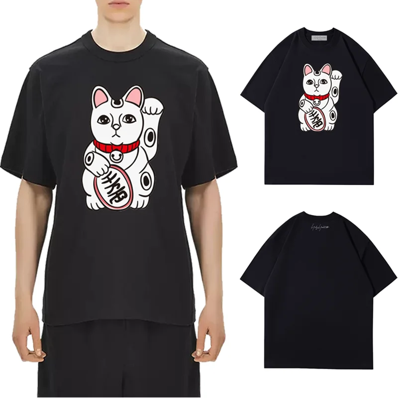 

Модная повседневная хлопковая футболка Yohji Yamamoto в японском стиле с изображением кошки удачи и короткими рукавами для мужчин и женщин