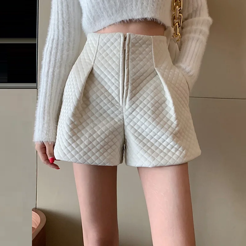 

New 2022 Spring Casual High Waist Black Argyle Wide Leg Shorts For Women Plus Size Vintage Wild Zipper Mini Velvet Shorts Woman