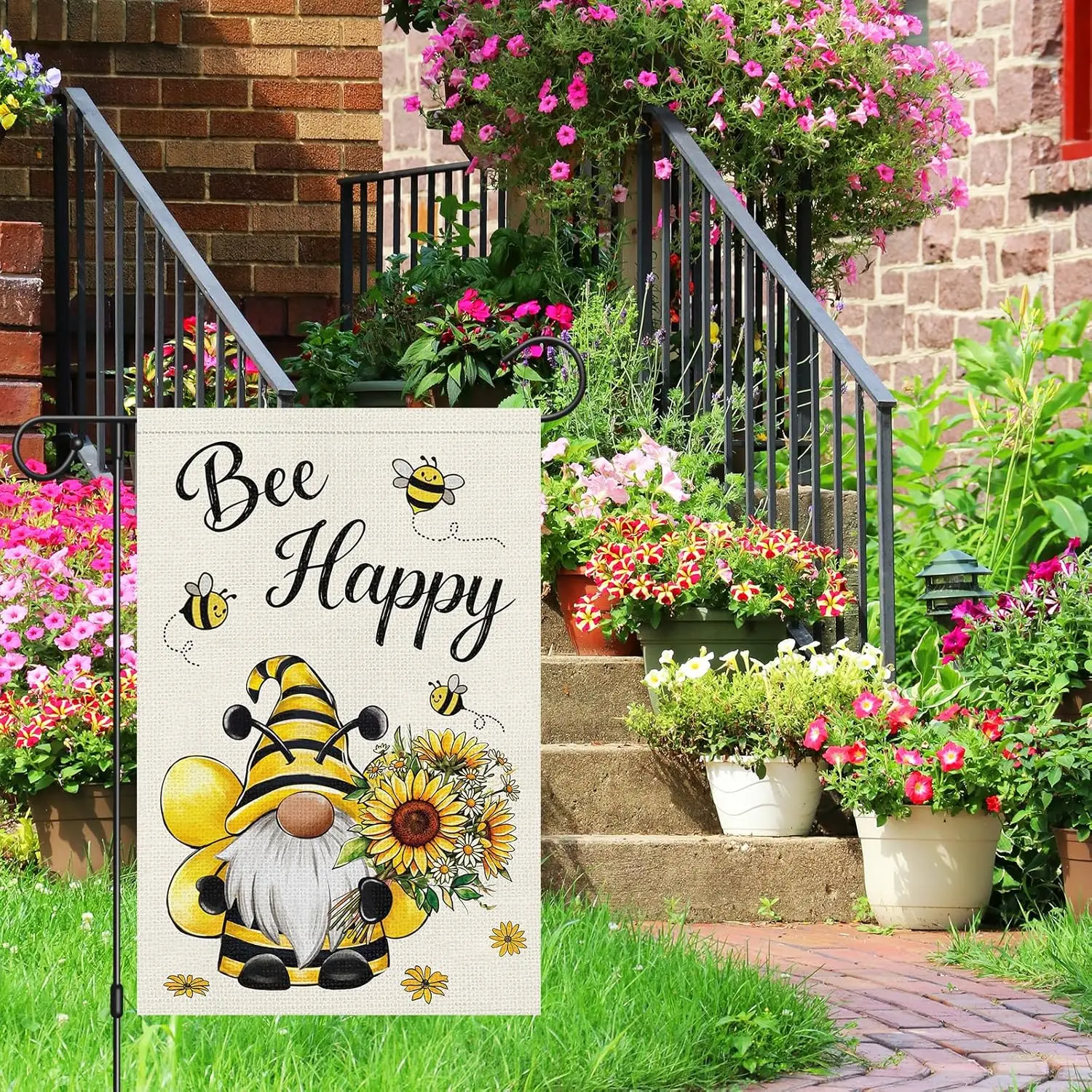Фото Флаг для сада Heyfibro Bee Happy Gnome 12x18, двусторонний, из мешковины, с изображением гнома в костюме пчелы и подсолнухов, для весны и лета, для двора №4