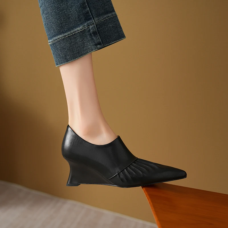 Женские туфли-лодочки из натуральной кожи с острым носком на танкетке и