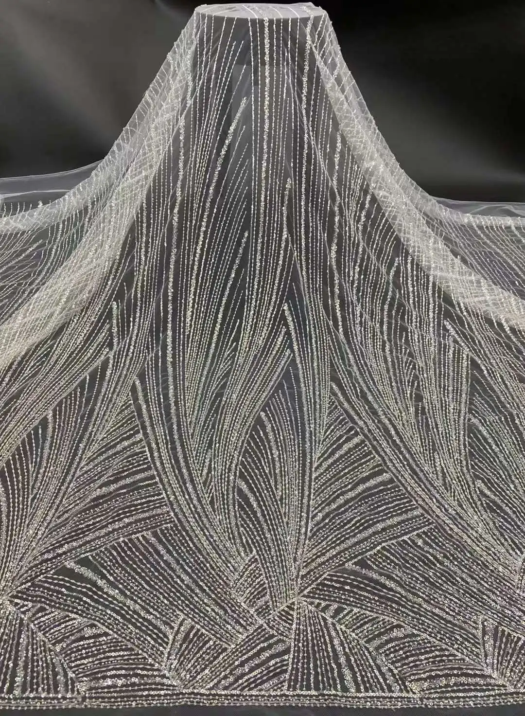 

Красивый дизайн платья с серебряными бусинами, вышивка, французская сетчатая пряжа из бисера, Африканское нигерийское кружево для свадебных вечерних платьев