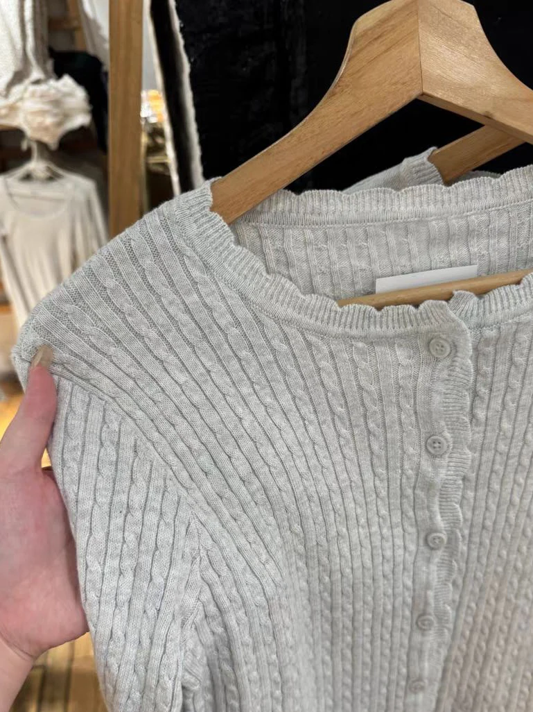 Вязаный свитер с карманами и цветочным принтом кардиган круглым вырезом