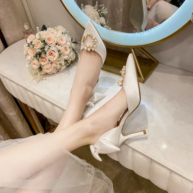 Women Princess Wedding Shoes White Bow High Heels Pumps Silk Vamp Pearl Buckle Bridesmaid Shoes Designer Style Bridal Shoes