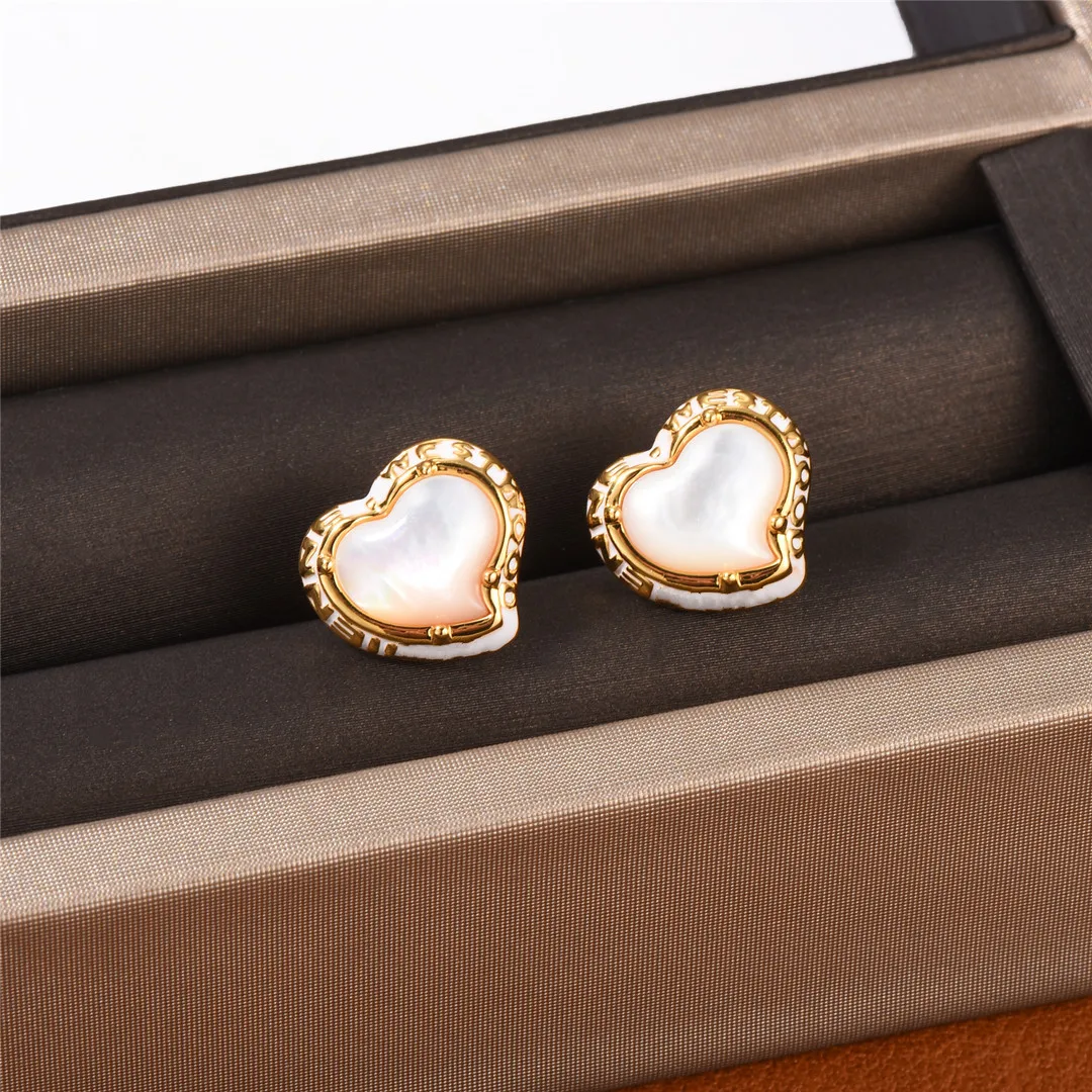 

Серьги-гвоздики с белыми жемчужинами в стиле панк