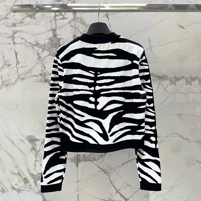 Женский трикотажный кардиган в черно-белую полоску с подкладкой на плечах