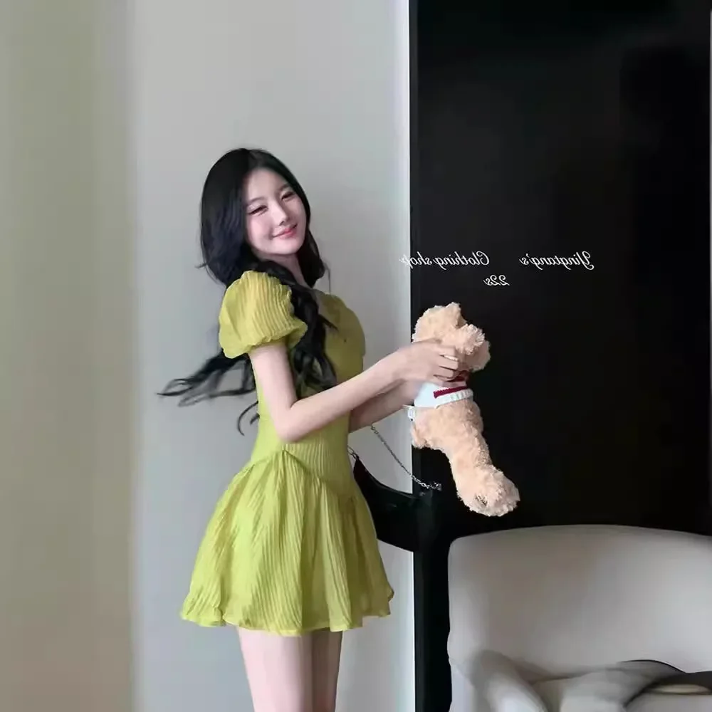 Винтажное зеленое платье во французском стиле с пышными рукавами и квадратным