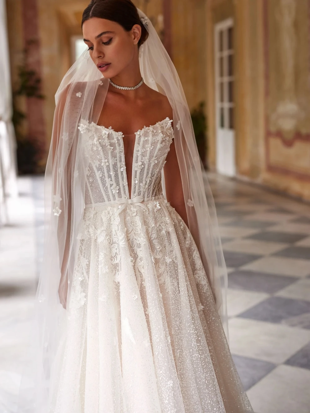 Сексуальное свадебное платье с глубоким v-образным вырезом и открытой спиной