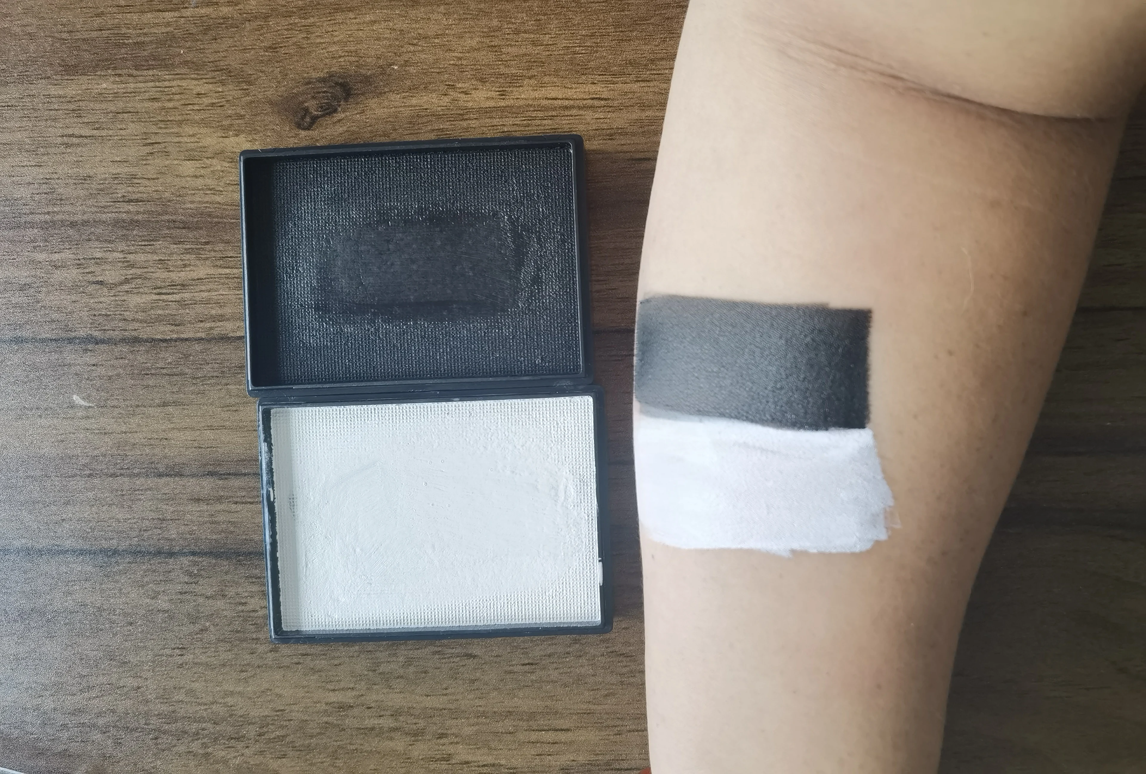 Матовая черно-белая подводка для глаз 50 г