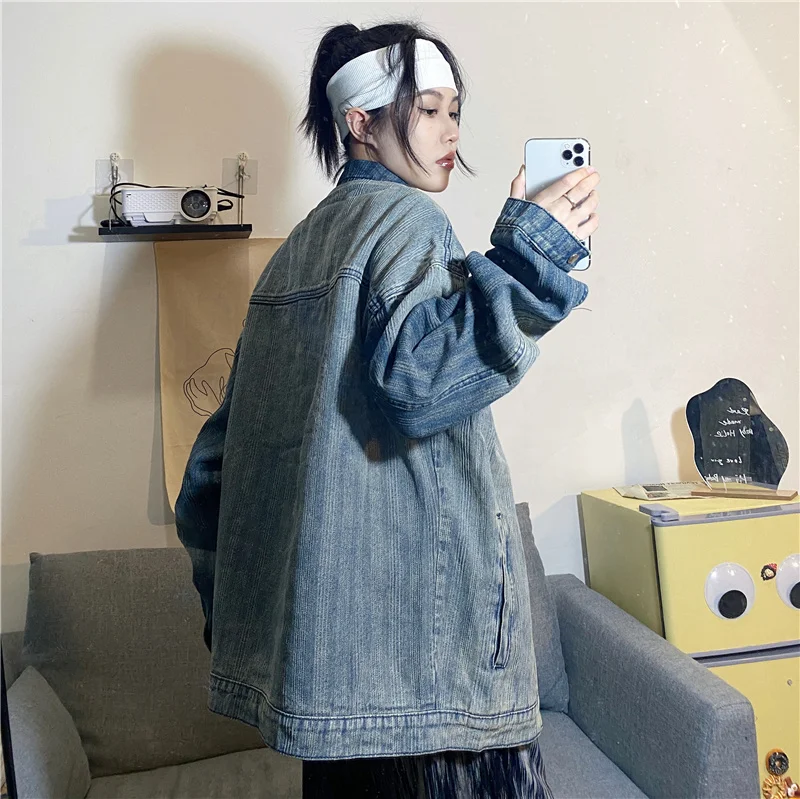 Женская джинсовая рубашка с отложным воротником в полоску