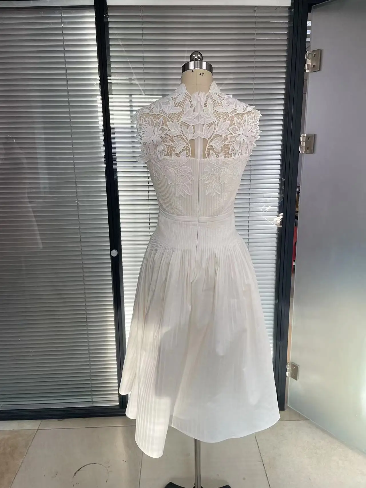 Белое Кружевное лоскутное платье с цветочным рисунком приталенное для женщин