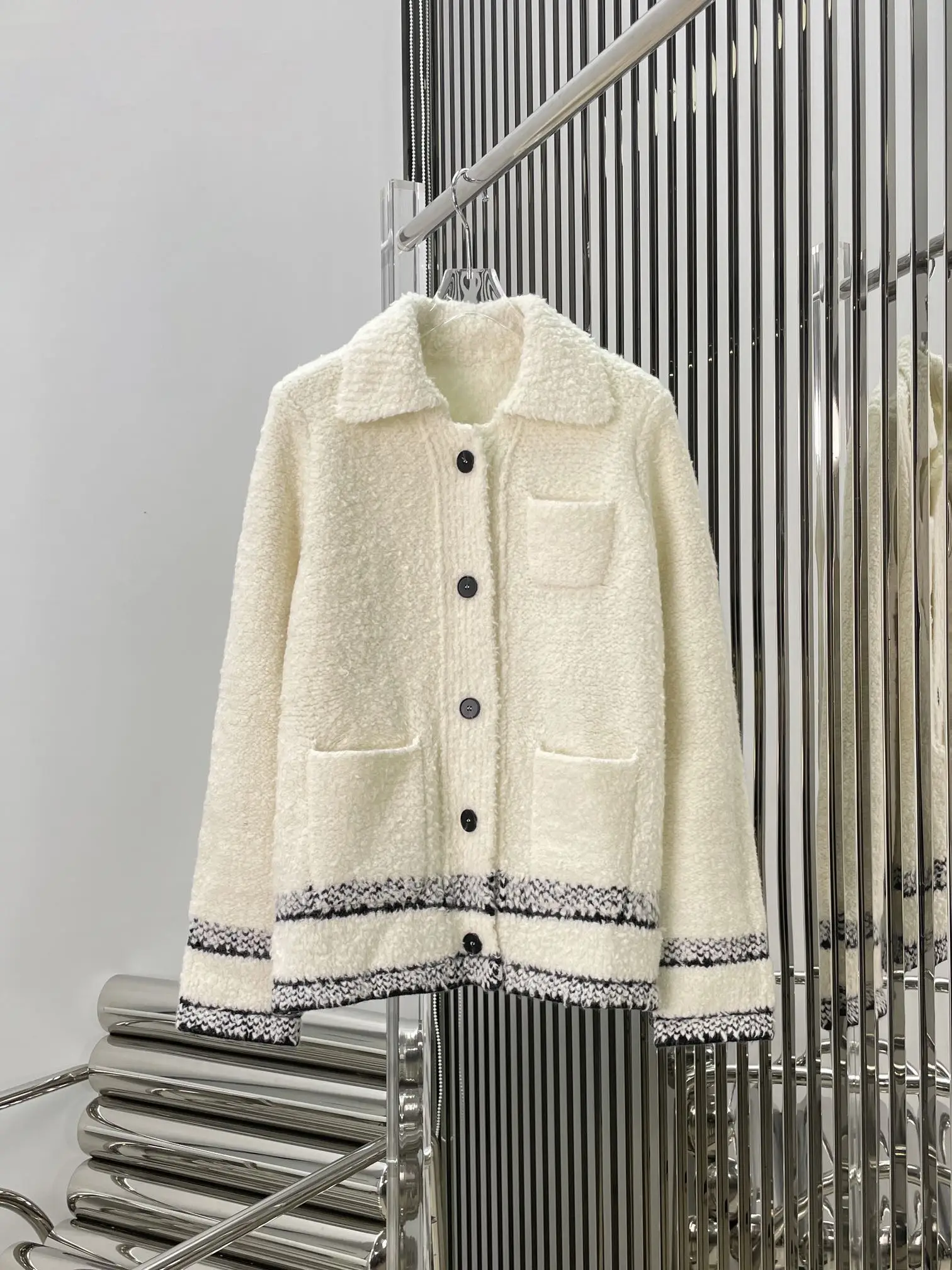 

Новинка 2023, однобортное трикотажное пальто из овечьей шерсти с лацканами и тремя карманами в гранулированной бархатной ткани