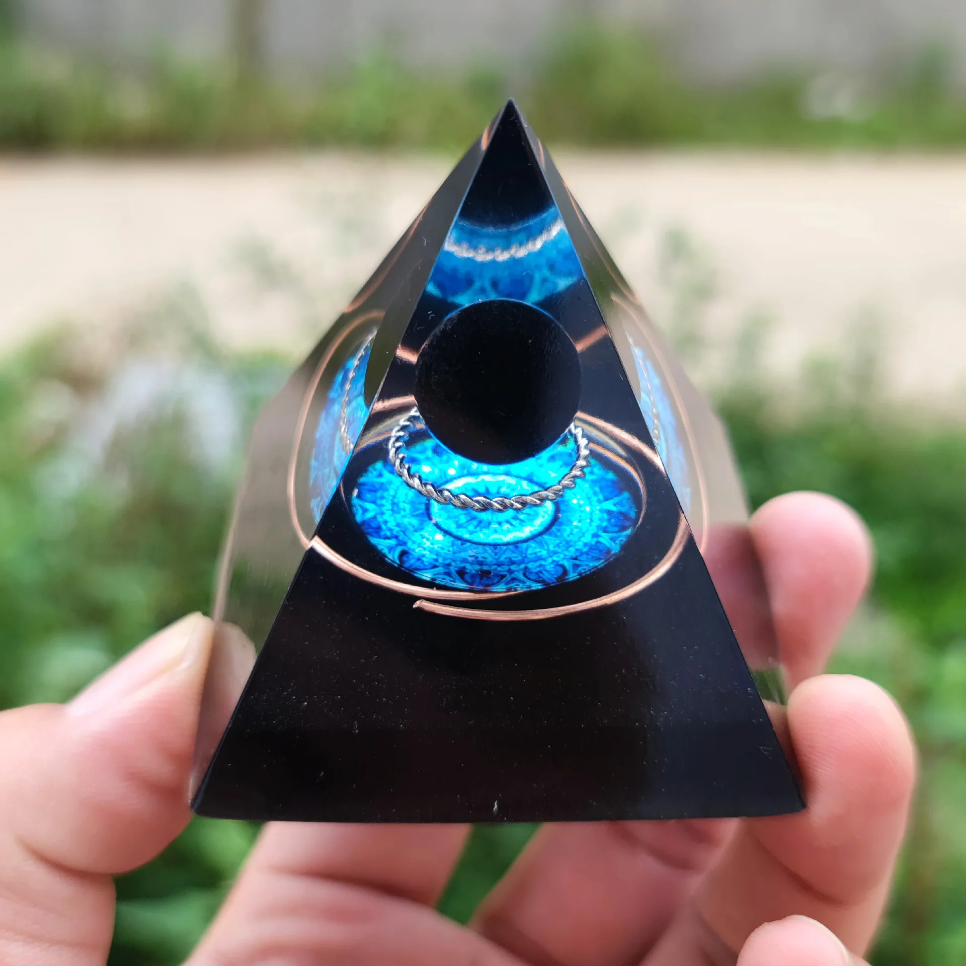 Natural Crystal Energy Generator Pyramid Amethyst Reiki Healing Stone Chakra Resin Pyramid Meditation Tool Room/Car Decor Crafts