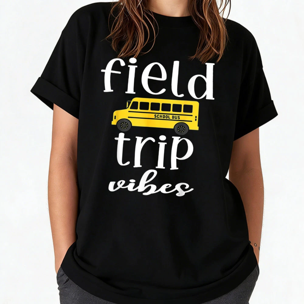 Фото Футболка с принтом школьного автобуса в стиле Field Trip Vibes, дышащая, забавная, для активного отдыха, из высококачественного хлопка, с короткими рукавами №1