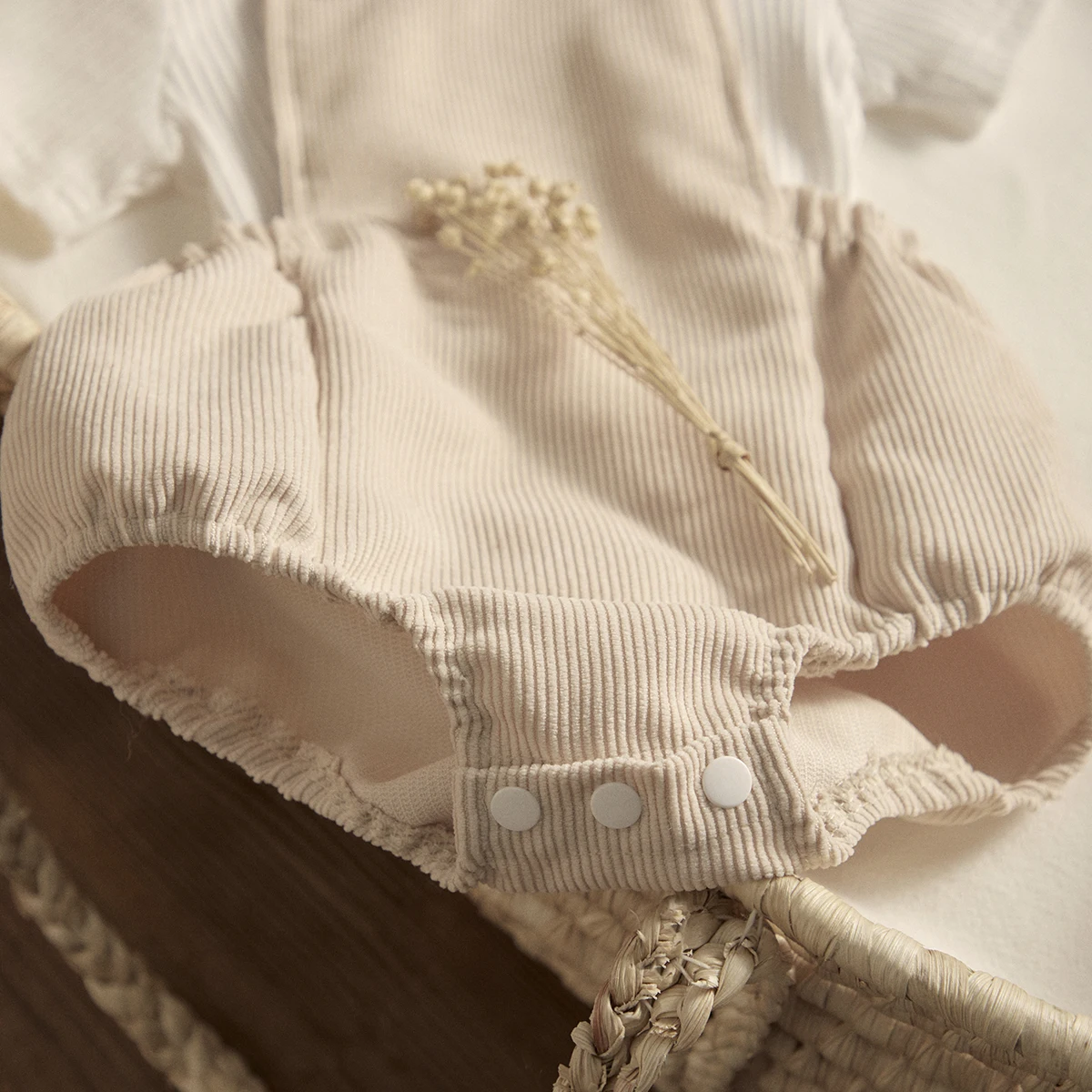 Костюм-комбинезон для новорожденных на пуговицах из вельвета и шорт