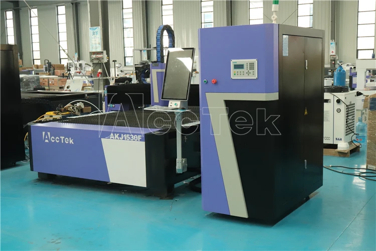 Фабричная поставка 1000 Вт 2000 3000 4 кВт Wuhan Raycus волоконно-лазерная резка AKJ1530F Cnc
