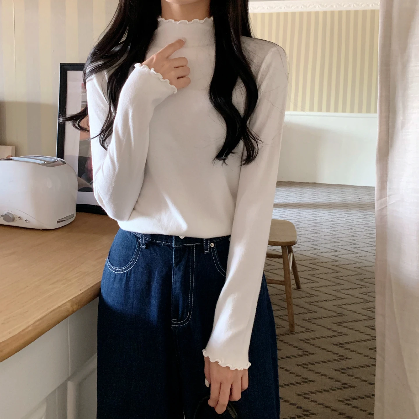 Вязаная нижняя рубашка с высоким воротником и деревянными ушками ранняя весна 2025