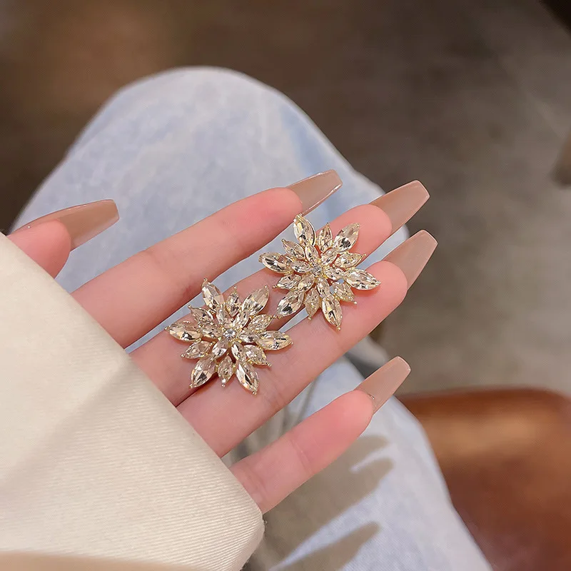 

Shiny Snowflake Earrings Stud For Women 2022 New Fashion Korean Exaggerated Geometry Luxury Wedding Jewelry Girlfriend Gift