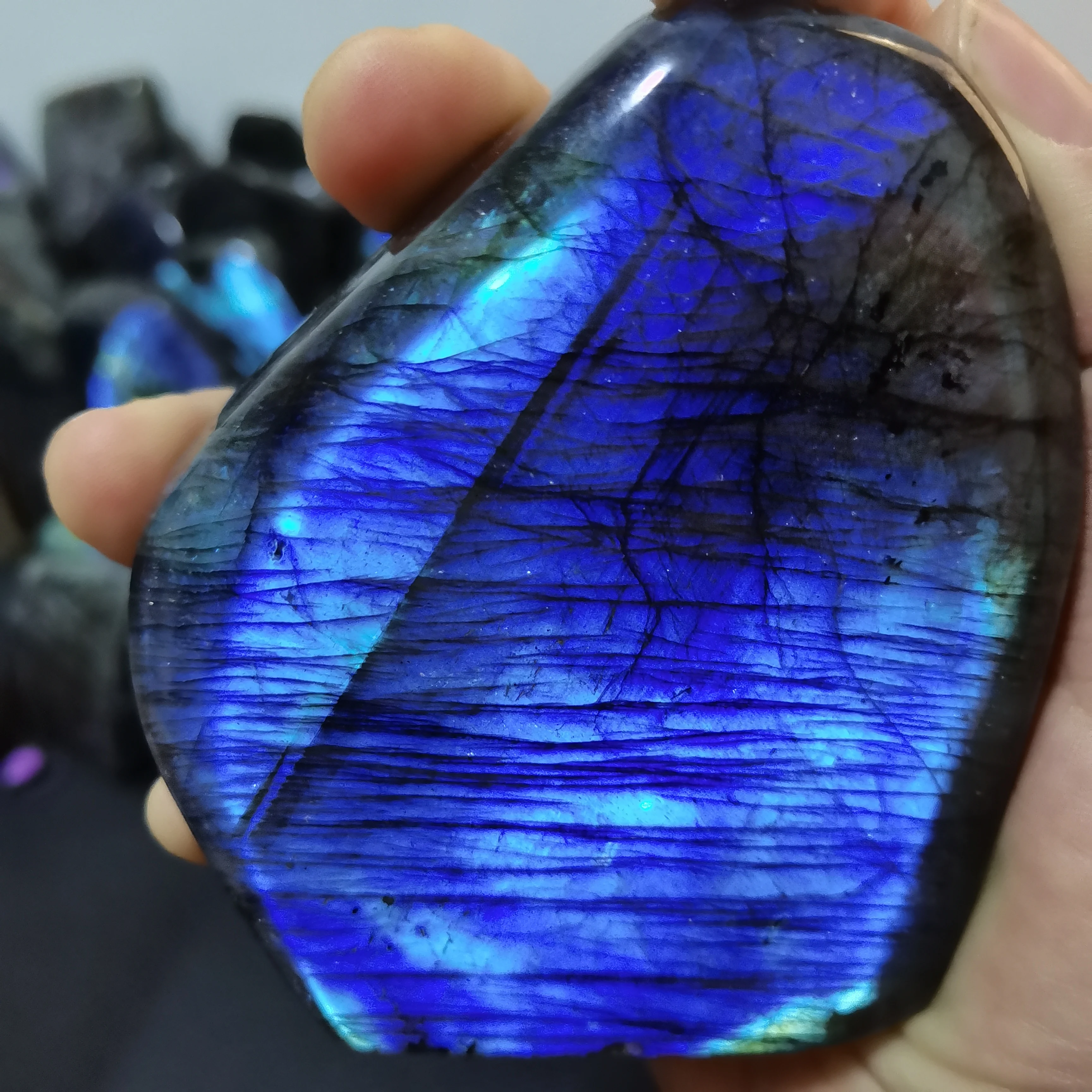 

Полированный лабрадорит 100г-3,7кг