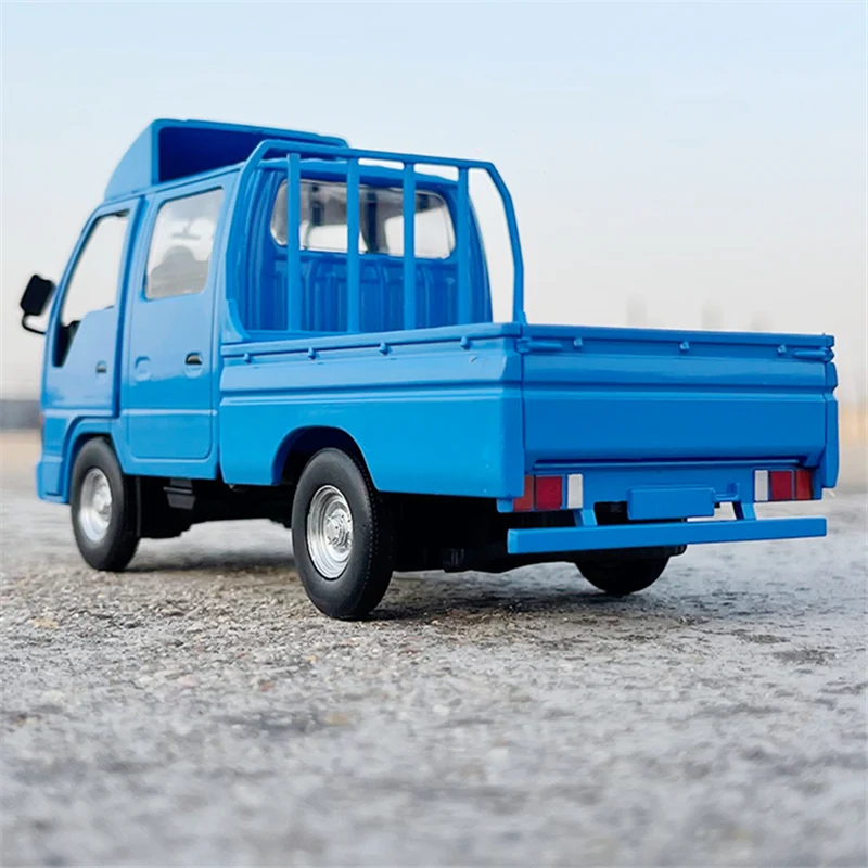 Модель автомобиля из сплава ISUZU NHR 1:32