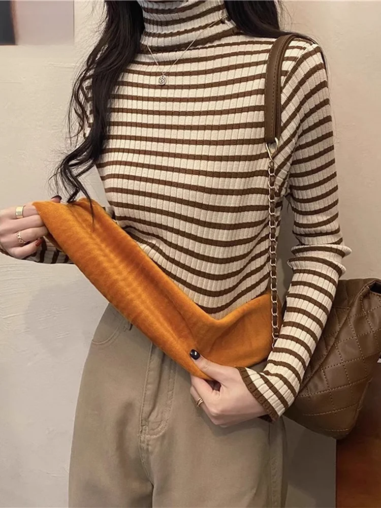 Женская водолазка в абрикосовую полоску на флисовой подкладке новинка 2024