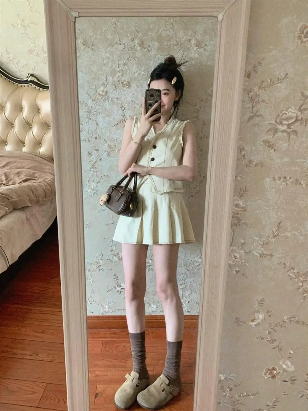 Женский комплект из жилета без рукавов и плиссированной юбки трапециевидной