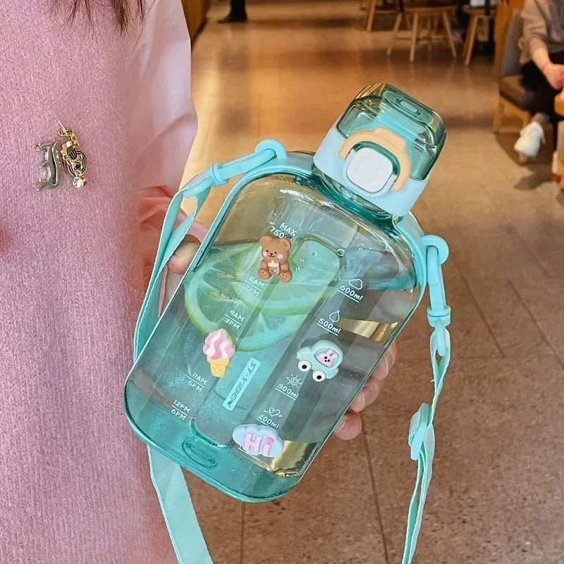 Плоская бутылка для воды 750 мл портативная спортивная с маркером времени