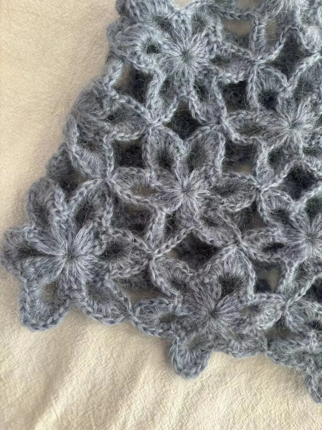 Женский топ с узлом-крючком Короткий трикотажный без рукавов синими подтяжками