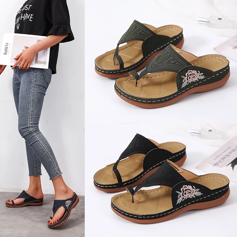 Женские босоножки на низком каблуке с вышивкой танкетке