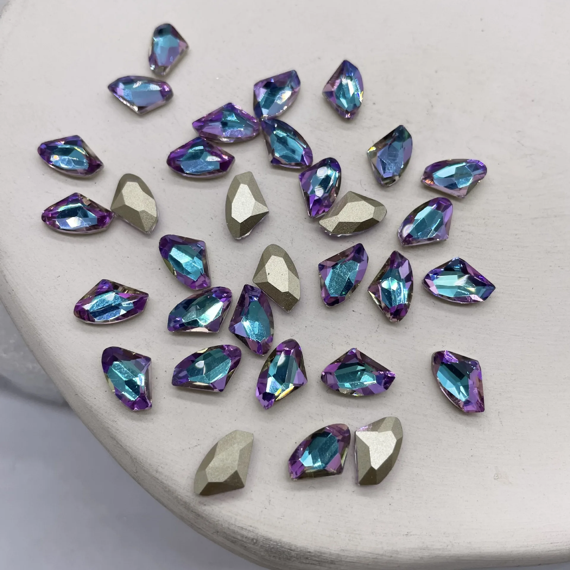 

Стеклянные стразы с клеевым покрытием Crystal AB 6x8 мм