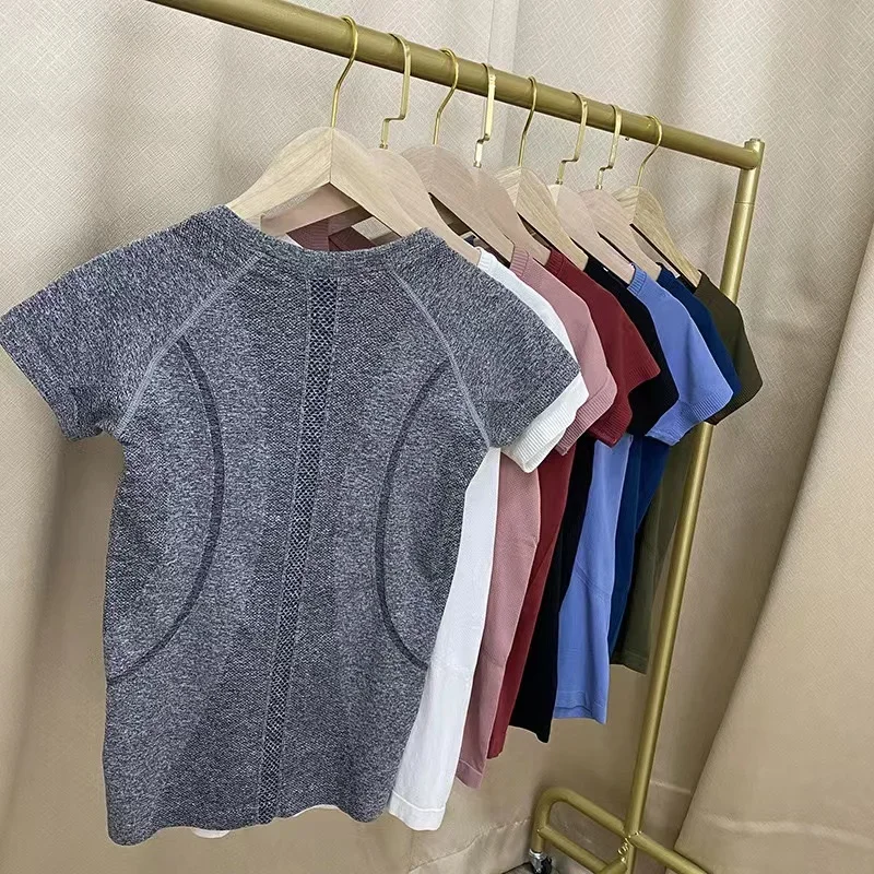 Рисунок 2 - Женская футболка с логотипом для йоги