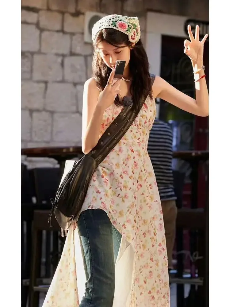 Мини-платье женское с высокой вилкой оборками и цветочным принтом без рукавов