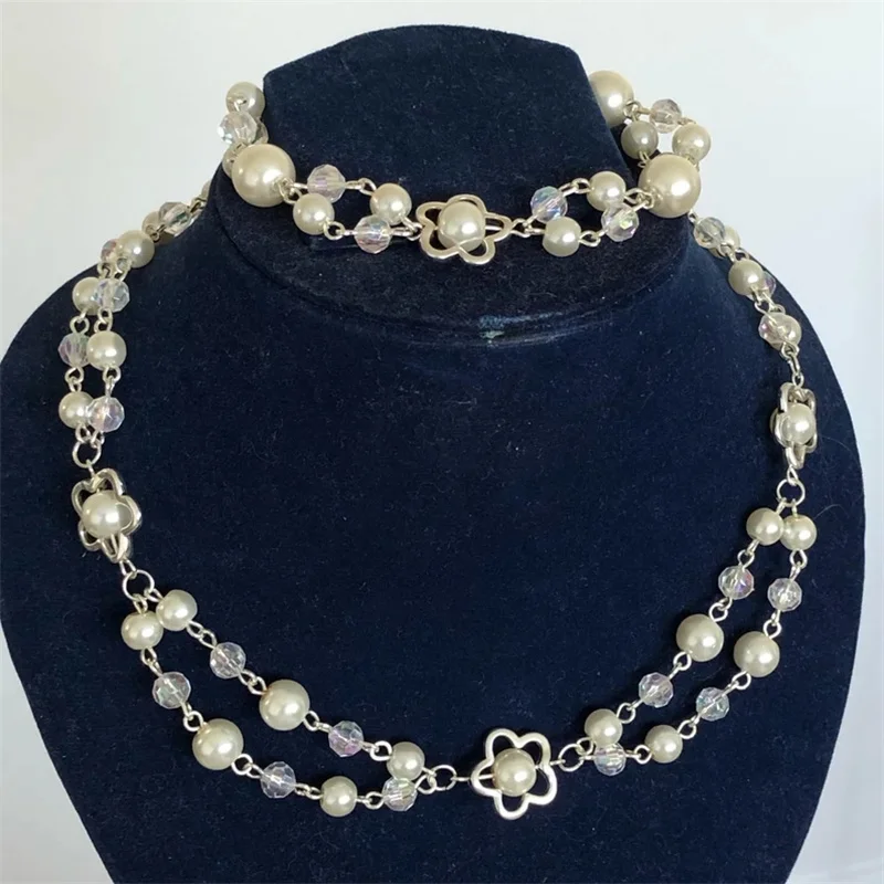 

Набор из цветок с жемчугом и кристаллами и браслета, из двух цепочек, со стразами, ручная работа