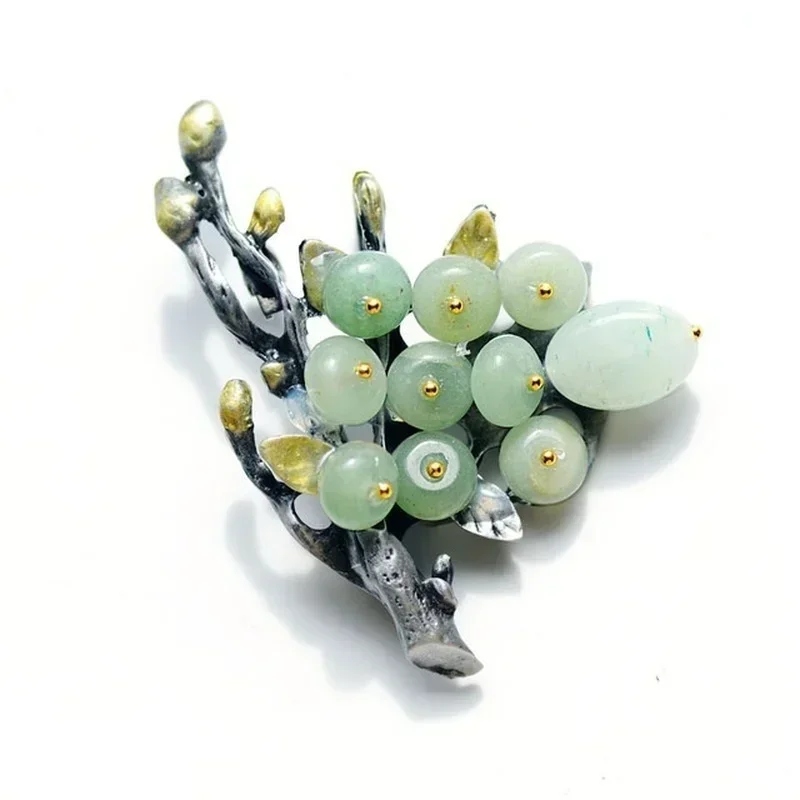 Брошь в виде цветка из натурального камня