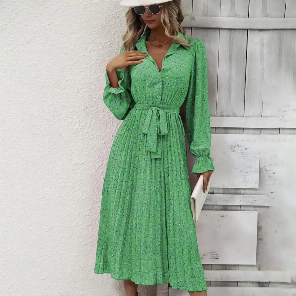 Женское длинное платье средней длины элегантное блестящее с поясом и V-образным